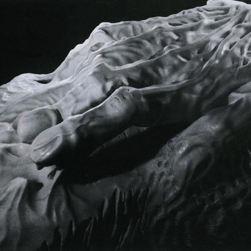 «Transsubstantiation » 
										1980 - Musée de la Main - Lausanne – Suisse 
										sculpture en marbre de Carrare