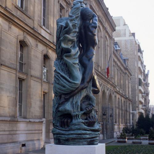 Paris XVIe arrondissement :
										1998- « Monument National aux Évadés de Guerre»
										Hauteur : 4,80m 
										Bronze- DE FAYKOD