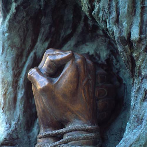 Paris XVIe arrondissement :
										1998- « Monument National aux Évadés de Guerre»
										Hauteur : 4,80m 
										Bronze - DE FAYKOD