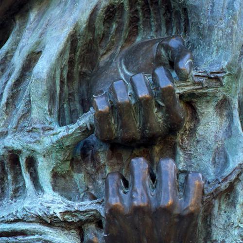 Paris XVIe arrondissement :
										1998- « Monument National aux Évadés de Guerre»
										Hauteur : 4,80m 
										Bronze - DE FAYKOD