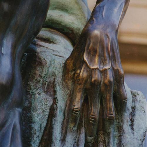 Paris XVIe arrondissement :
										1998- « Monument National aux Évadés de Guerre»
										Hauteur : 4,80m 
										Bronze - DE FAYKOD