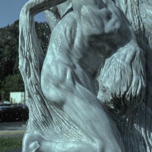 Digne-les-Bains : 
										1990 - Fontaine sculpture :
										