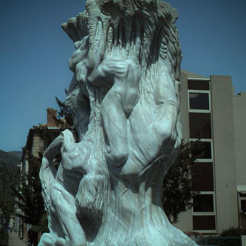 Digne-les-Bains : 
										1990 - Fontaine sculpture :
										