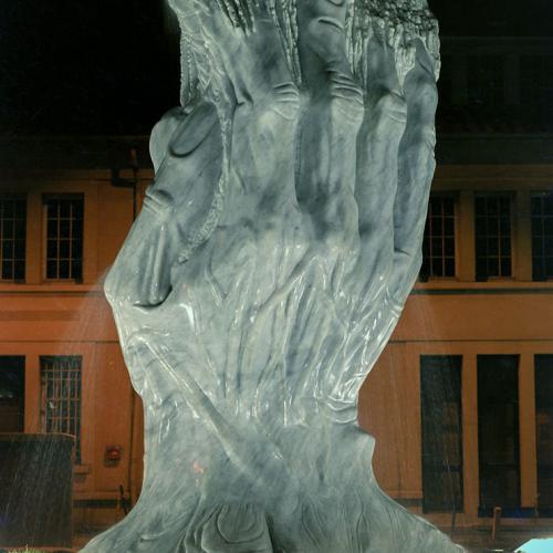 Digne-les-Bains : 
										1990 - Fontaine sculpture :
										