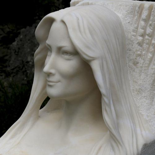 Buste de Carla Bruni
										MUSÉE DE FAYKOD
										Buste -Marbre rose du Portugal 2011