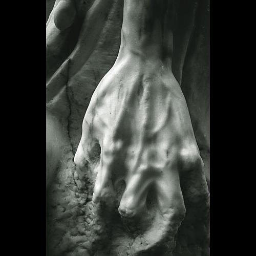 Piéta (détail)- 1983  - marbre de Carrare  à Lourdes sculpture de Maria de Faykod