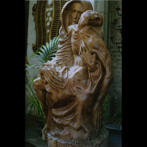 Piéta - 1983  Belgique Popering - bois -  sculpture de Maria de Faykod